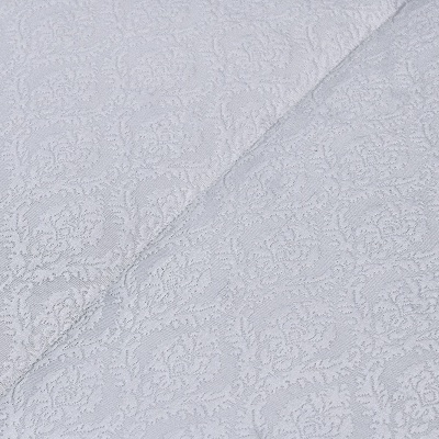 Tecido branco com padrão floral jacquard em relevo