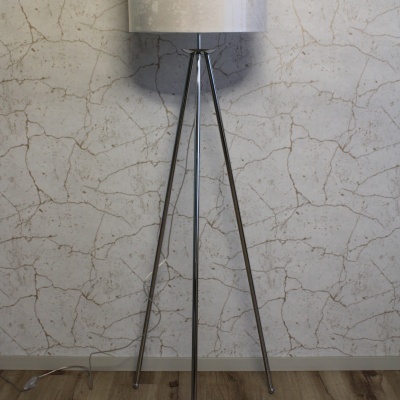 Candeeiro de pé com base tripé metálica prateada e abat-jour branco