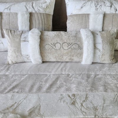 almofadas decorativas bege creme texturas variadas cama