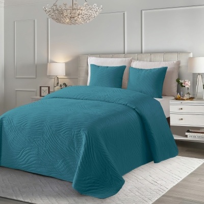 Cama dupla com colcha azul e almofadas em quarto moderno cinza