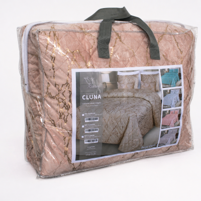 Colcha em veludo rosa com padrão dourado embalada em saco transparente com etiqueta