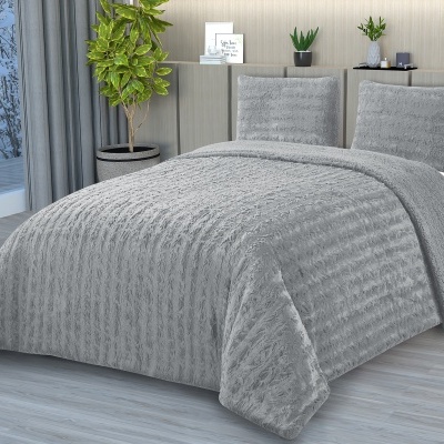 Edredão e fronhas cinza felpudo em cama num quarto moderno