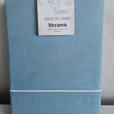 Jogo de cama azul claro com etiqueta colada
