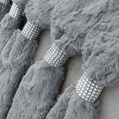 Franja decorativa cinzenta com detalhes prateados