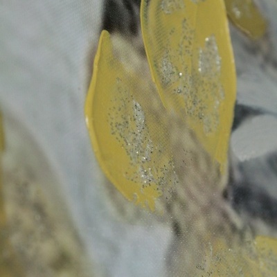 Folhas amarelas com glitter prateado sobre superfície cinza