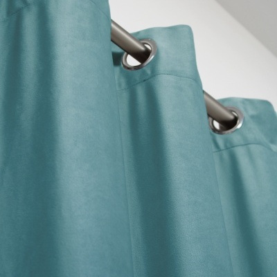 Cortina azul turquesa com ilhós metálicos e barra prateada