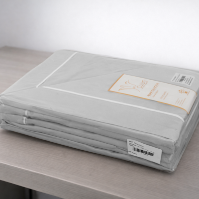 Pacote de roupa de cama cinzenta claro com etiqueta Colour 100% Algodão