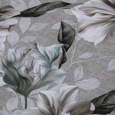 Tecido com padrão floral em tons de cinza e branco num fundo cinza