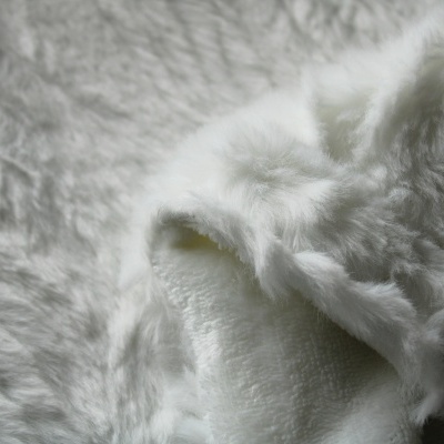 Tecido branco felpudo e macio em detalhe próximo