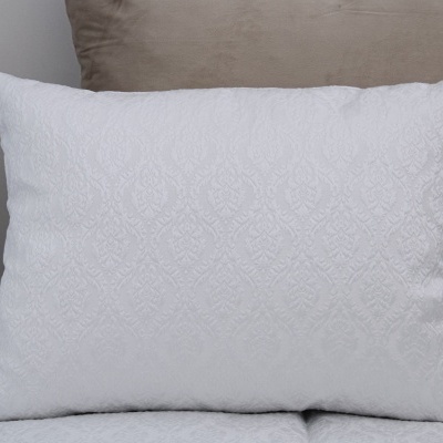 Travesseiro branco com padrão floral texturizado