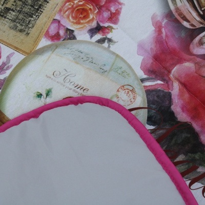 Capa de almofada branca com borda rosa e estampa floral com flores cor-de-rosa