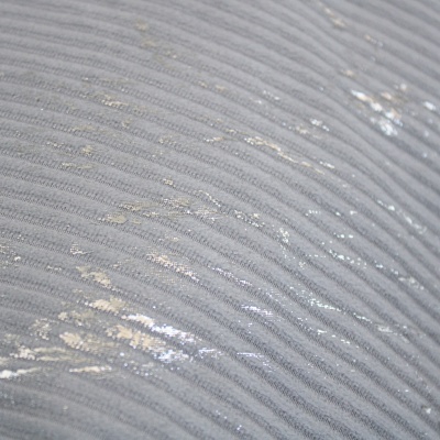 Tecido cinzento com textura de riscas e manchas prateadas