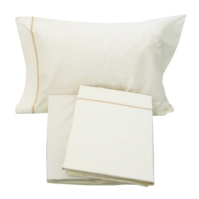 Conjunto de roupa de cama creme com detalhes castanhos