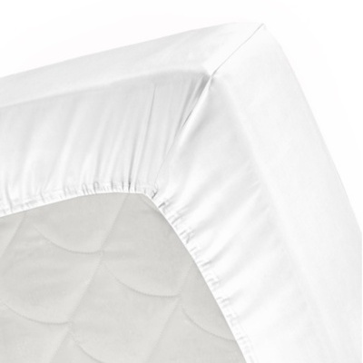 Lençol branco com elástico ajustado a colchão branco acolchoado
