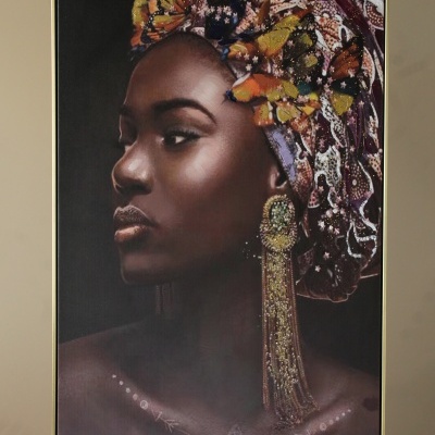 Retrato de mulher com turbante colorido e brincos dourados