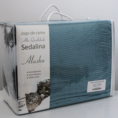 Embalagem de jogo de cama Sedalina azul com padrão ondulado e etiquetas com informações