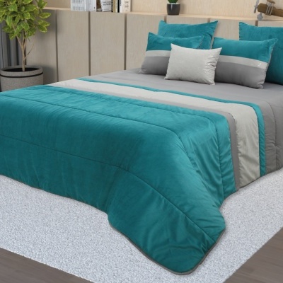 Conjunto de cama azul-turquesa e cinza com almofadas e edredão em quarto moderno