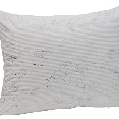 Travesseiro branco com padrões cinza finos e textura levemente enrugada