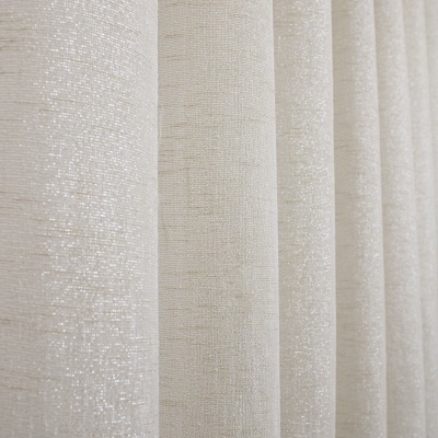 cortina creme com textura e brilho subtil em pregas