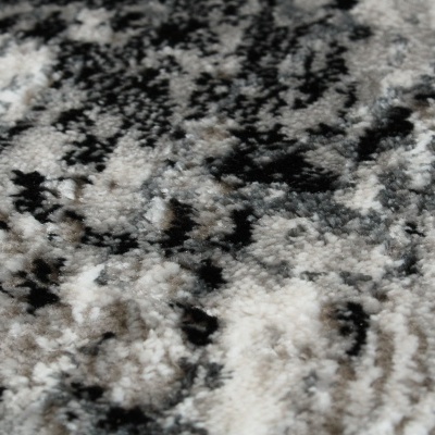 Tapete felpudo cinza, preto e branco com padrão abstrato