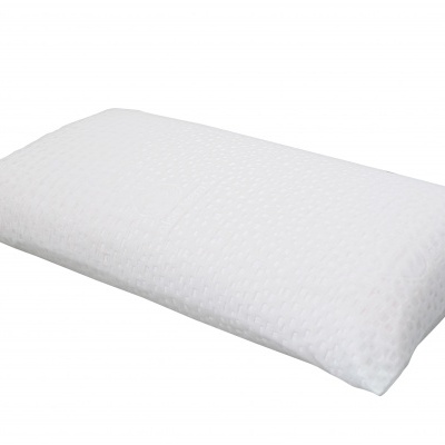 Travesseiro branco retangular com capa texturizada