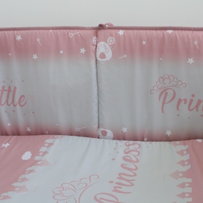 Protetor de berço rosa e branco com texto 'Little Princess' e padrões de estrelas e lua