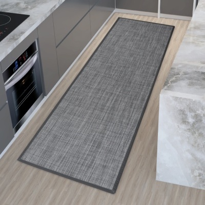 Tapete retangular cinza com bordas escuras numa cozinha moderna