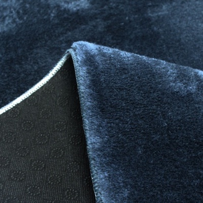 Tecido azul escuro felpudo com verso preto e padrão de círculos