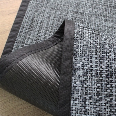 Tapete de entrada cinza e preto com textura antiderrapante