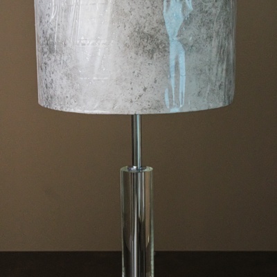 Candeeiro de mesa com base metálica e abat-jour cinzento