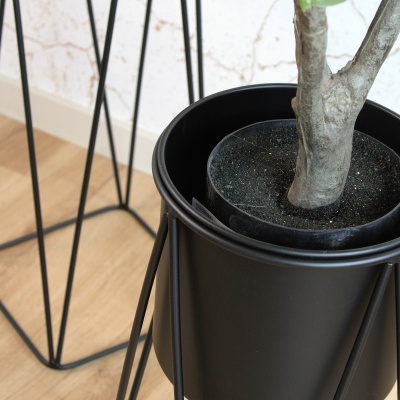 Vaso de plantas em metal preto com suporte em pernas finas