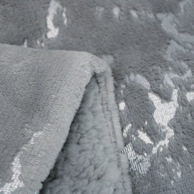 Tecido macio cinzento com padrão floral prateado e interior felpudo