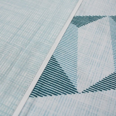 Tecido azul claro com padrão geométrico e textura de linho
