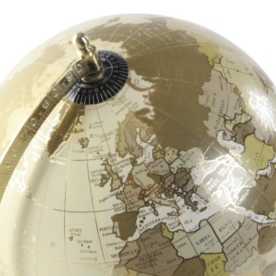 Globo terrestre decorativo com marcações de países em cores neutras