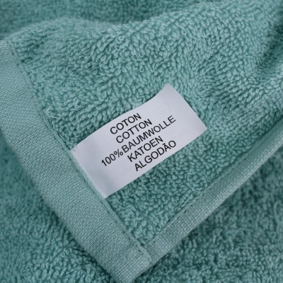 Toalha verde-água 100% algodão com etiqueta de composição visível