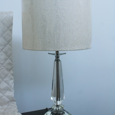 Candeeiro de mesa com base em vidro transparente e cúpula de tecido bege claro