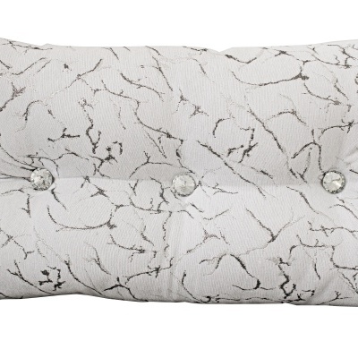 Almofada retangular branca com padrão cinza marmoreado e botões