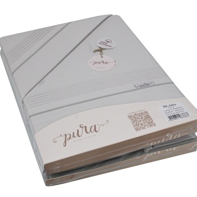 Conjunto de lençóis cinzentos com riscas e etiquetas 'pura'