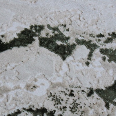 Superfície de mármore branco com veios verdes escuros