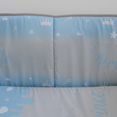 Colchão de bebé azul e cinzento com texto e estrelas