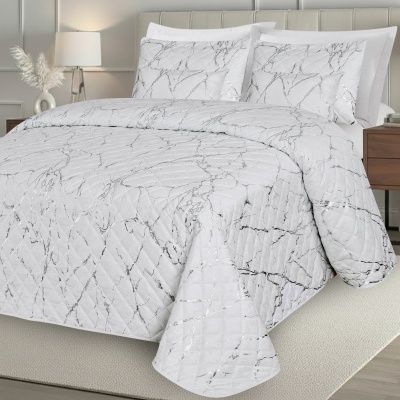 Conjunto de roupa de cama branco com padrão de veios de mármore cinza sobre cama estofada bege
