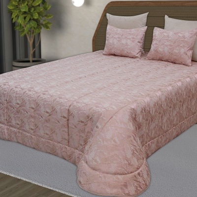 Cama com colcha e almofadas cor-de-rosa com padrão floral acolchoado