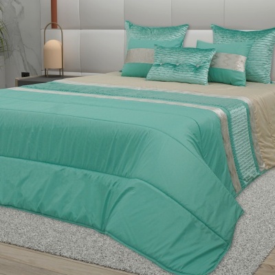 Conjunto de roupa de cama turquesa e bege com almofadas e edredão num quarto moderno