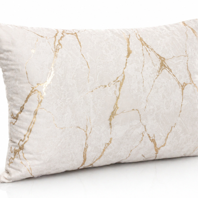 Almofada branca com padrão dourado imitando mármore