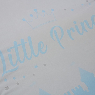 Colchão de bebé branco com texto azul 'Little Prince' e desenhos de coroas, estrelas e castelo.