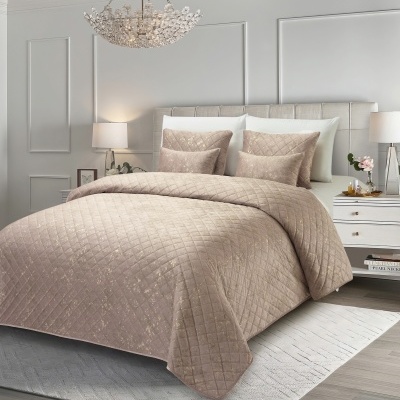 Cama com roupa de cama bege acolchoada e almofadas combinando num quarto moderno e iluminado