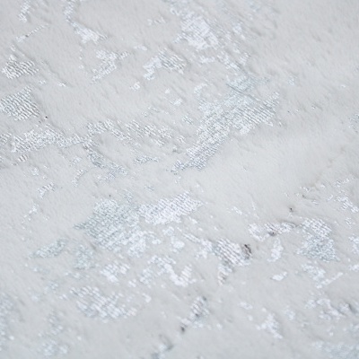 Tecido branco com padrão floral em relevo azul claro