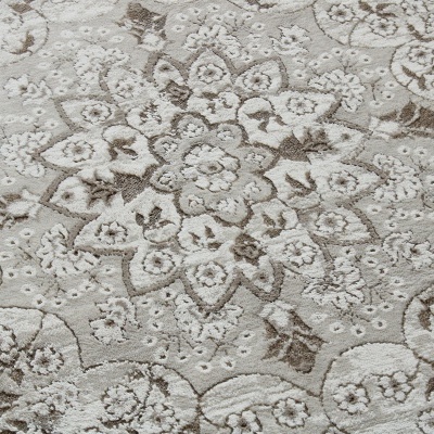 Tapete estampado em tons bege, creme e castanho claro com padrão floral e geométrico.