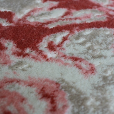 Tapete ou tecido felpudo com padrão abstrato em tons de vermelho, rosa, bege e branco