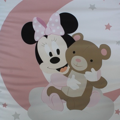Estampa infantil Minnie Mouse com urso de pelúcia, lua e estrelas em tons cor de rosa e cinzento